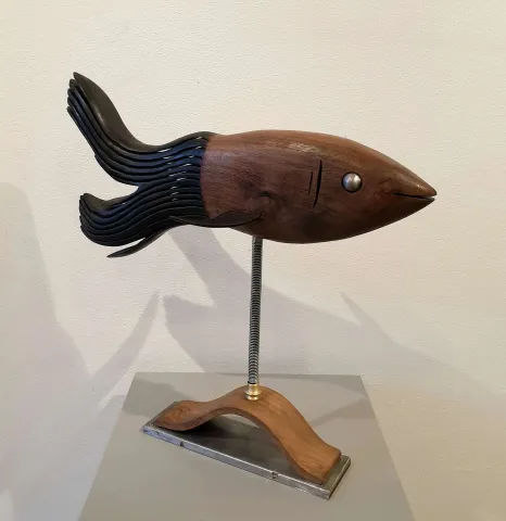 SERKAN ERKOÇ — “Guppy”, 2020 "Guppy" eseri SERKAN ERKOÇ tarafından 2020 yılında 40x48x19 cm ölçülerinde Ahşap, metal tekniği ile yapılmıştır.