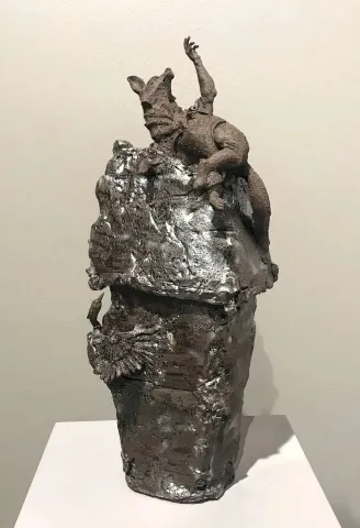 BUĞRA ÖZER — “Onu buldum - I found it.” "Onu buldum - I found it." eseri BUĞRA ÖZER tarafından 42x19x15 cm ölçülerinde Stoneware Kil, Serbest Elle Şekillendirme, 1260°C tekniği ile yapılmıştır.