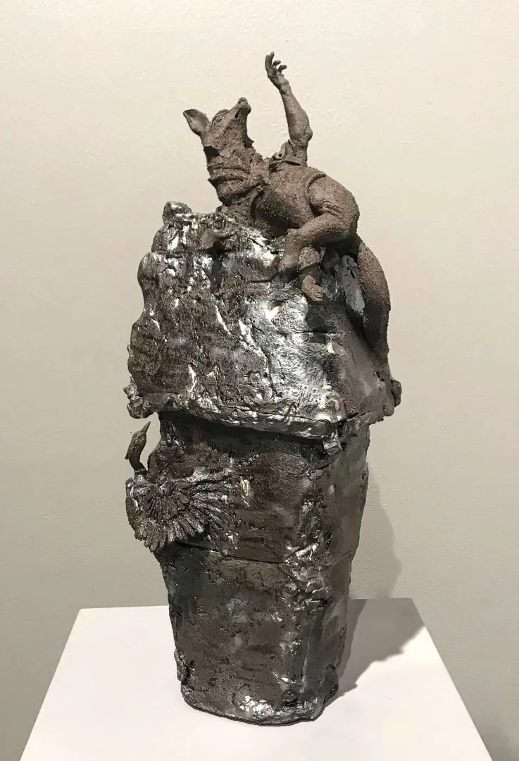 yakınlaştır "Onu buldum - I found it." eseri BUĞRA ÖZER tarafından 42x19x15 cm ölçülerinde Stoneware Kil, Serbest Elle Şekillendirme, 1260°C tekniği ile yapılmıştır.