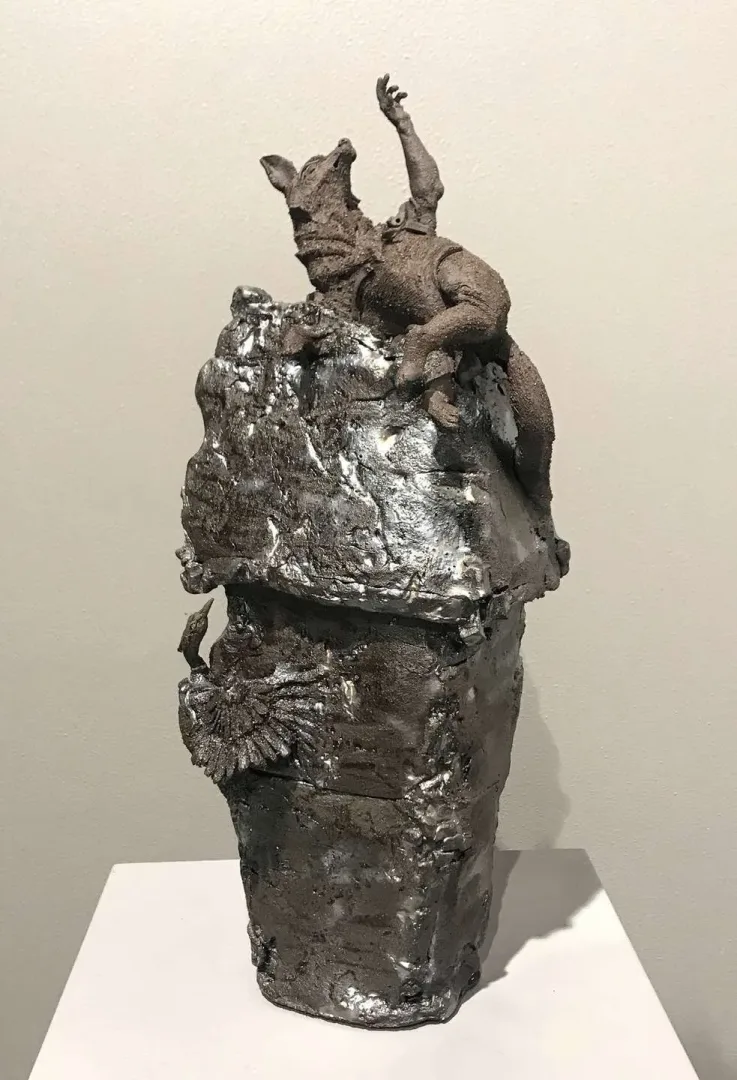 yakınlaştır "Onu buldum - I found it." eseri BUĞRA ÖZER tarafından 42x19x15 cm ölçülerinde Stoneware Kil, Serbest Elle Şekillendirme, 1260°C tekniği ile yapılmıştır.