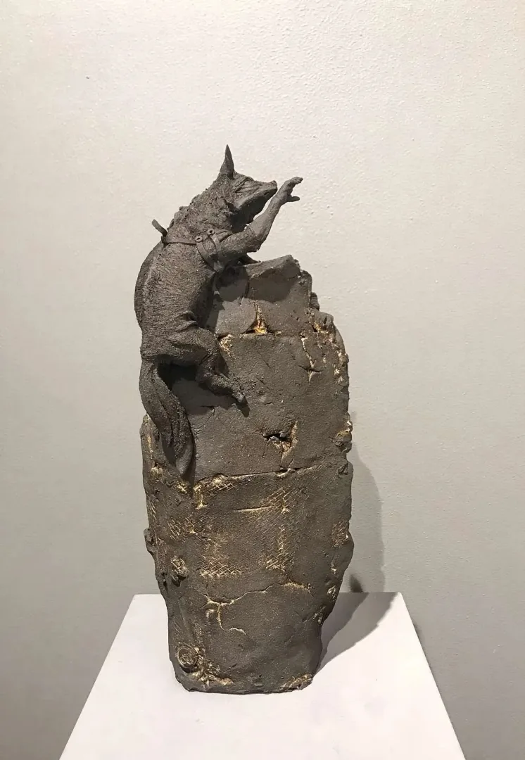 yakınlaştır "Ulaşabilirim - I can reach." eseri BUĞRA ÖZER tarafından 43x18x10 cm ölçülerinde Stoneware Kil, Serbest Elle Şekillendirme, 1260°C tekniği ile yapılmıştır.