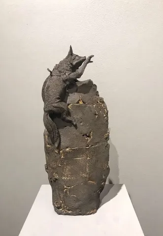 "Ulaşabilirim - I can reach." eseri BUĞRA ÖZER tarafından 43x18x10 cm ölçülerinde Stoneware Kil, Serbest Elle Şekillendirme, 1260°C tekniği ile yapılmıştır.
