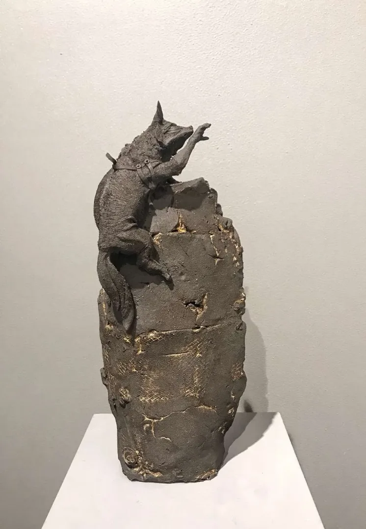yakınlaştır "Ulaşabilirim - I can reach." eseri BUĞRA ÖZER tarafından 43x18x10 cm ölçülerinde Stoneware Kil, Serbest Elle Şekillendirme, 1260°C tekniği ile yapılmıştır.