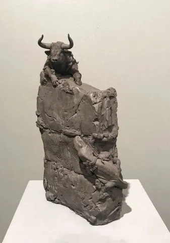 "Karşılaşma - Confrontation." eseri BUĞRA ÖZER tarafından 34x23x12 cm ölçülerinde Stoneware Kil, Serbest Elle Şekillendirme, 1240°C tekniği ile yapılmıştır.