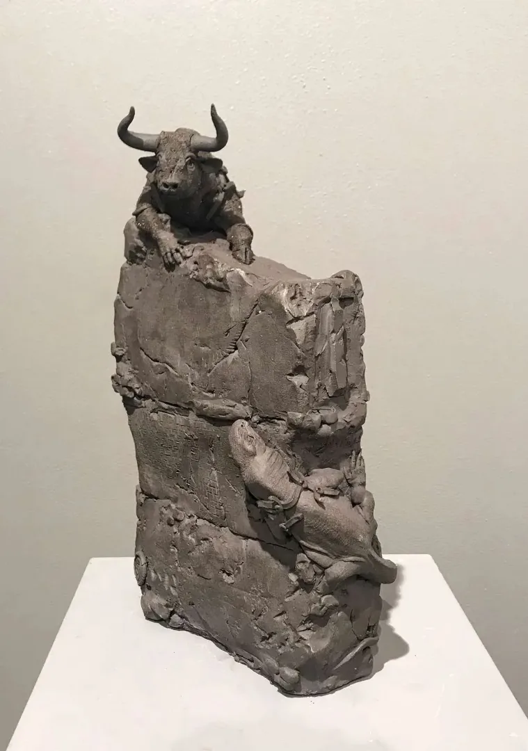 yakınlaştır "Karşılaşma - Confrontation." eseri BUĞRA ÖZER tarafından 34x23x12 cm ölçülerinde Stoneware Kil, Serbest Elle Şekillendirme, 1240°C tekniği ile yapılmıştır.