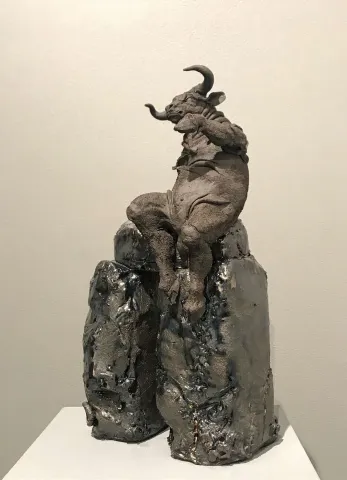 "Hey sen - Hey you." eseri BUĞRA ÖZER tarafından 39x20x16 cm ölçülerinde Stoneware Kil, Serbest Elle Şekillendirme, 1260°C tekniği ile yapılmıştır.