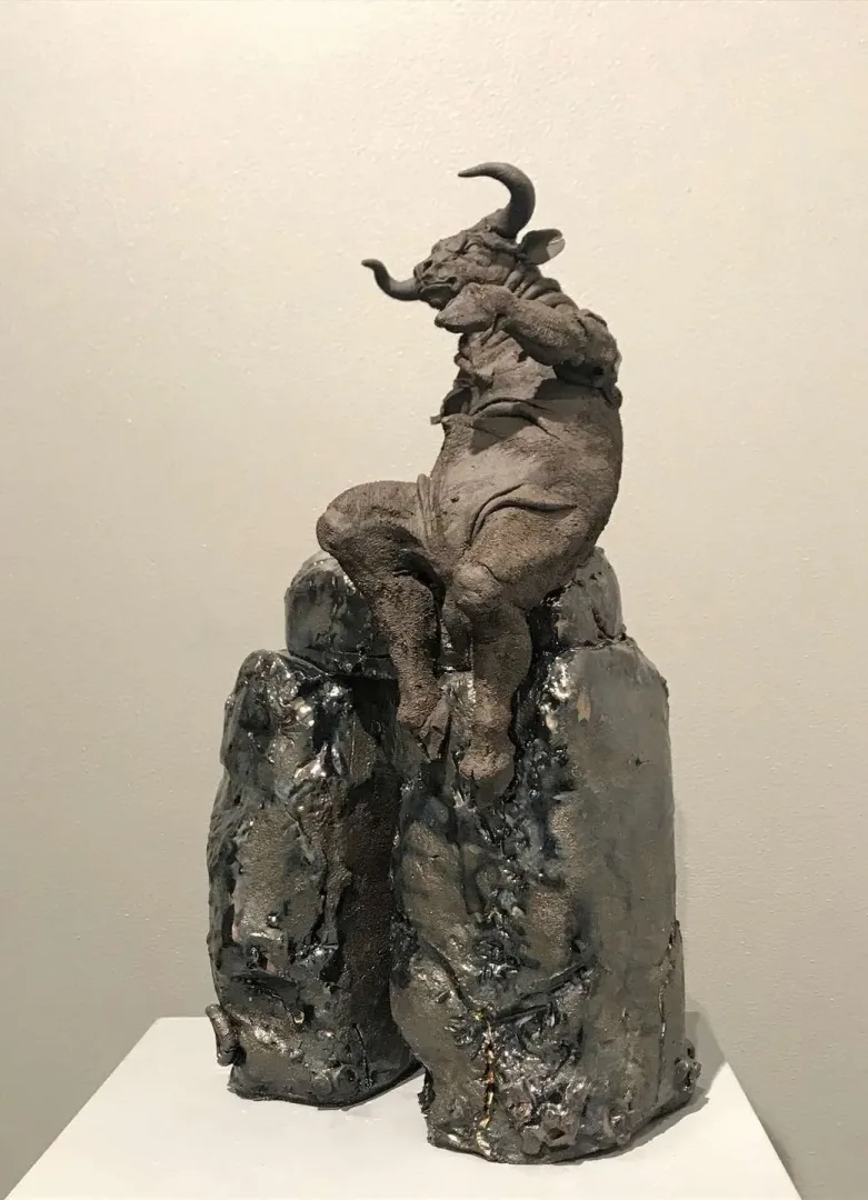 yakınlaştır "Hey sen - Hey you." eseri BUĞRA ÖZER tarafından 39x20x16 cm ölçülerinde Stoneware Kil, Serbest Elle Şekillendirme, 1260°C tekniği ile yapılmıştır.