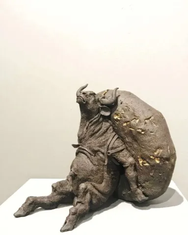 BUĞRA ÖZER — “Onu taşıyabilirim - I can carry it.” "Onu taşıyabilirim - I can carry it." eseri BUĞRA ÖZER tarafından 19x19x21 cm ölçülerinde Stoneware Kil, Serbest Elle Şekillendirme, 1260°C tekniği ile yapılmıştır.