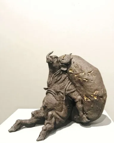 "Onu taşıyabilirim - I can carry it." eseri BUĞRA ÖZER tarafından 19x19x21 cm ölçülerinde Stoneware Kil, Serbest Elle Şekillendirme, 1260°C tekniği ile yapılmıştır.