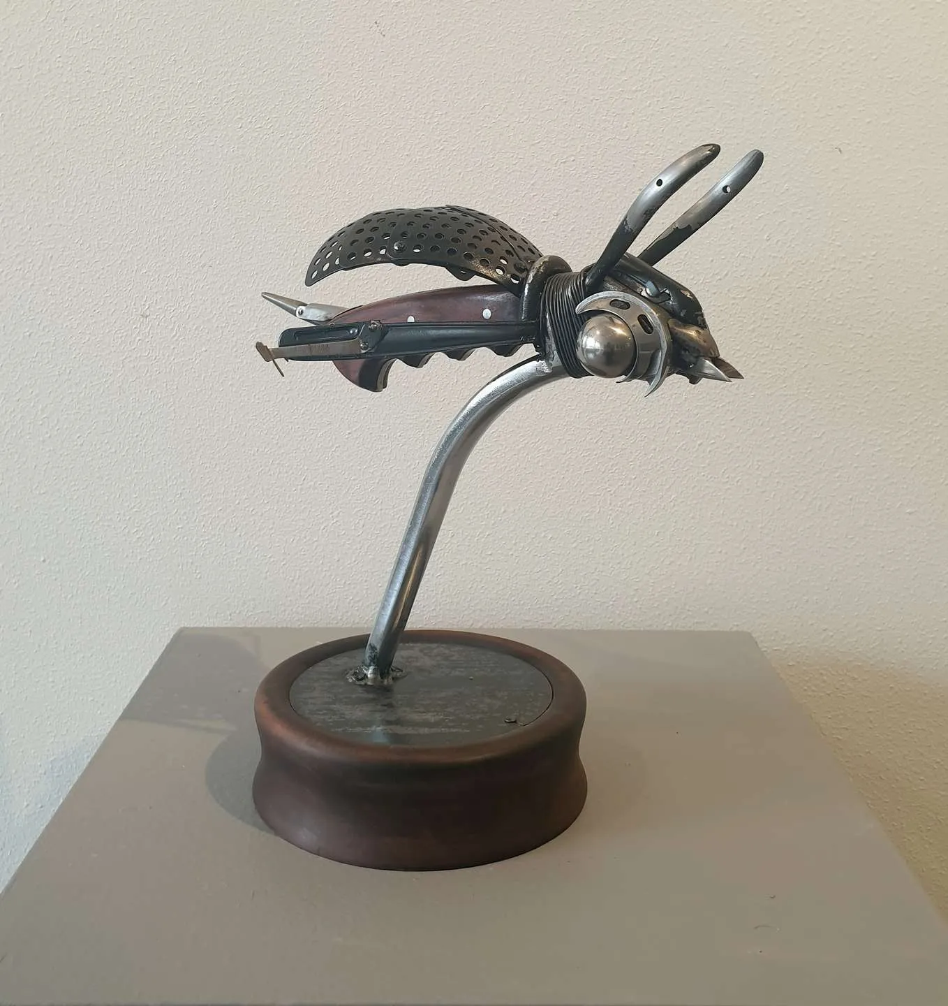 "Böcek" eseri SERKAN ERKOÇ tarafından 2020 yılında 27x26x14 cm ölçülerinde Ahşap, metal tekniği ile yapılmıştır.