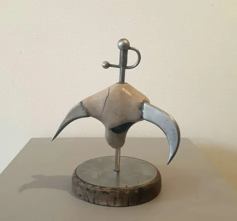 "isimsiz" eseri SERKAN ERKOÇ tarafından 2020 yılında 21x12x15 cm ölçülerinde ahşap+metal+taş tekniği ile yapılmıştır.