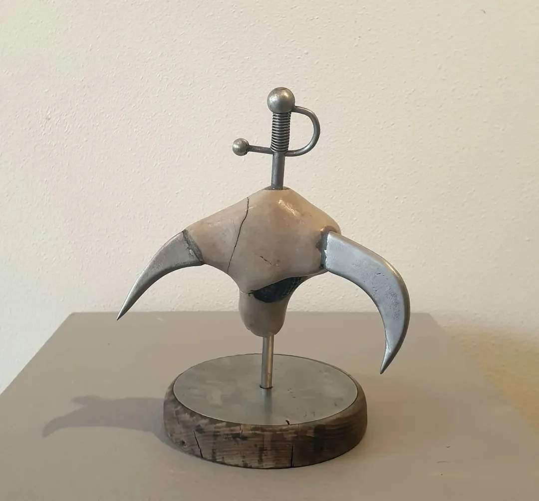yakınlaştır "isimsiz" eseri SERKAN ERKOÇ tarafından 2020 yılında 21x12x15 cm ölçülerinde ahşap+metal+taş tekniği ile yapılmıştır.