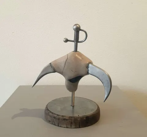 "isimsiz" eseri SERKAN ERKOÇ tarafından 2020 yılında 21x12x15 cm ölçülerinde ahşap+metal+taş tekniği ile yapılmıştır.