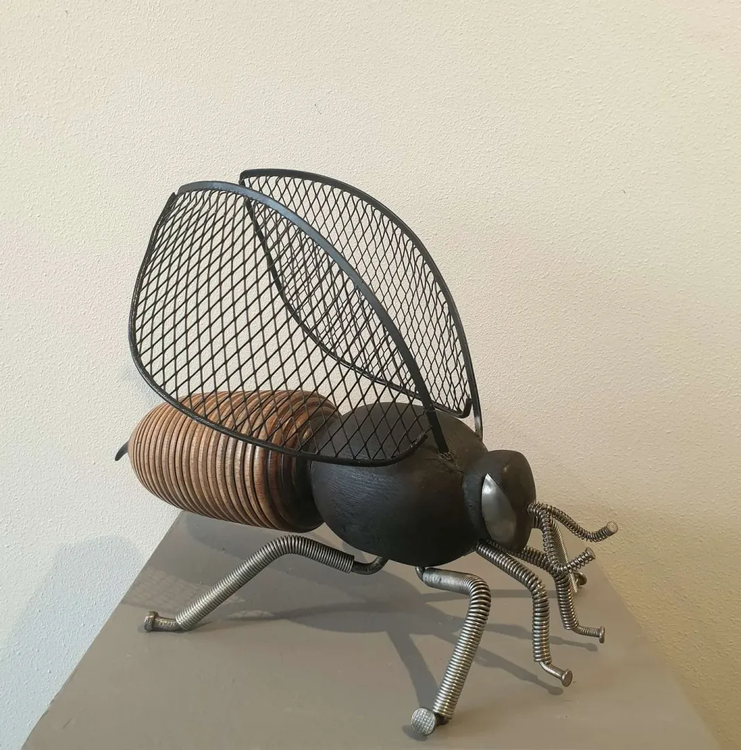 yakınlaştır "Arı" eseri SERKAN ERKOÇ tarafından 2020 yılında 32x45x21 cm ölçülerinde Ahşap, metal tekniği ile yapılmıştır.
