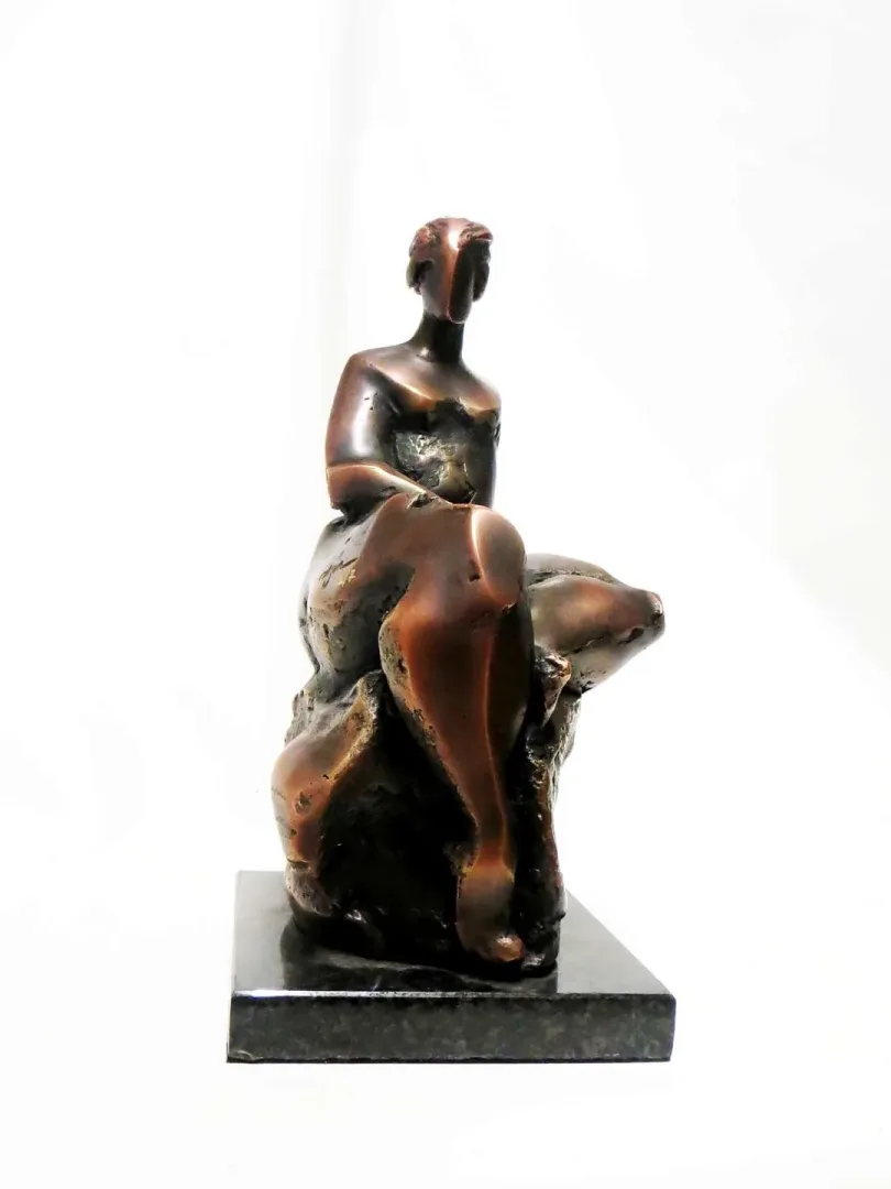 AZİMET KARAMAN — “isimsiz”, 2020 "isimsiz" eseri AZİMET KARAMAN tarafından 2020 yılında 24x13x14 cm ölçülerinde Bronz tekniği ile yapılmıştır.