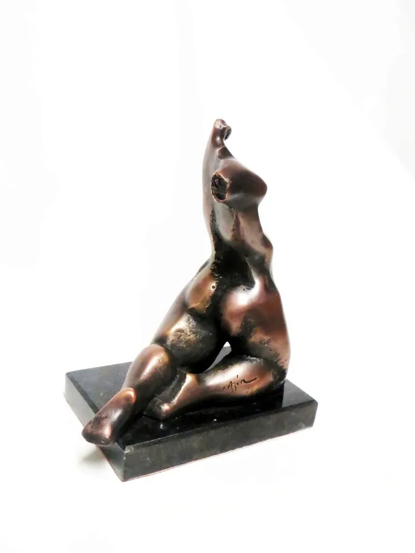 AZİMET KARAMAN — “isimsiz”, 2020 "isimsiz" eseri AZİMET KARAMAN tarafından 2020 yılında 18x10x16 cm ölçülerinde Bronz tekniği ile yapılmıştır.