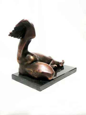 "isimsiz" eseri AZİMET KARAMAN tarafından 2020 yılında 22x17x24 cm ölçülerinde Bronz tekniği ile yapılmıştır.
