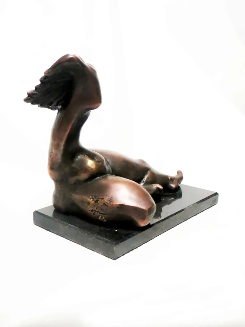 AZİMET KARAMAN — “isimsiz”, 2020 "isimsiz" eseri AZİMET KARAMAN tarafından 2020 yılında 22x17x24 cm ölçülerinde Bronz tekniği ile yapılmıştır.