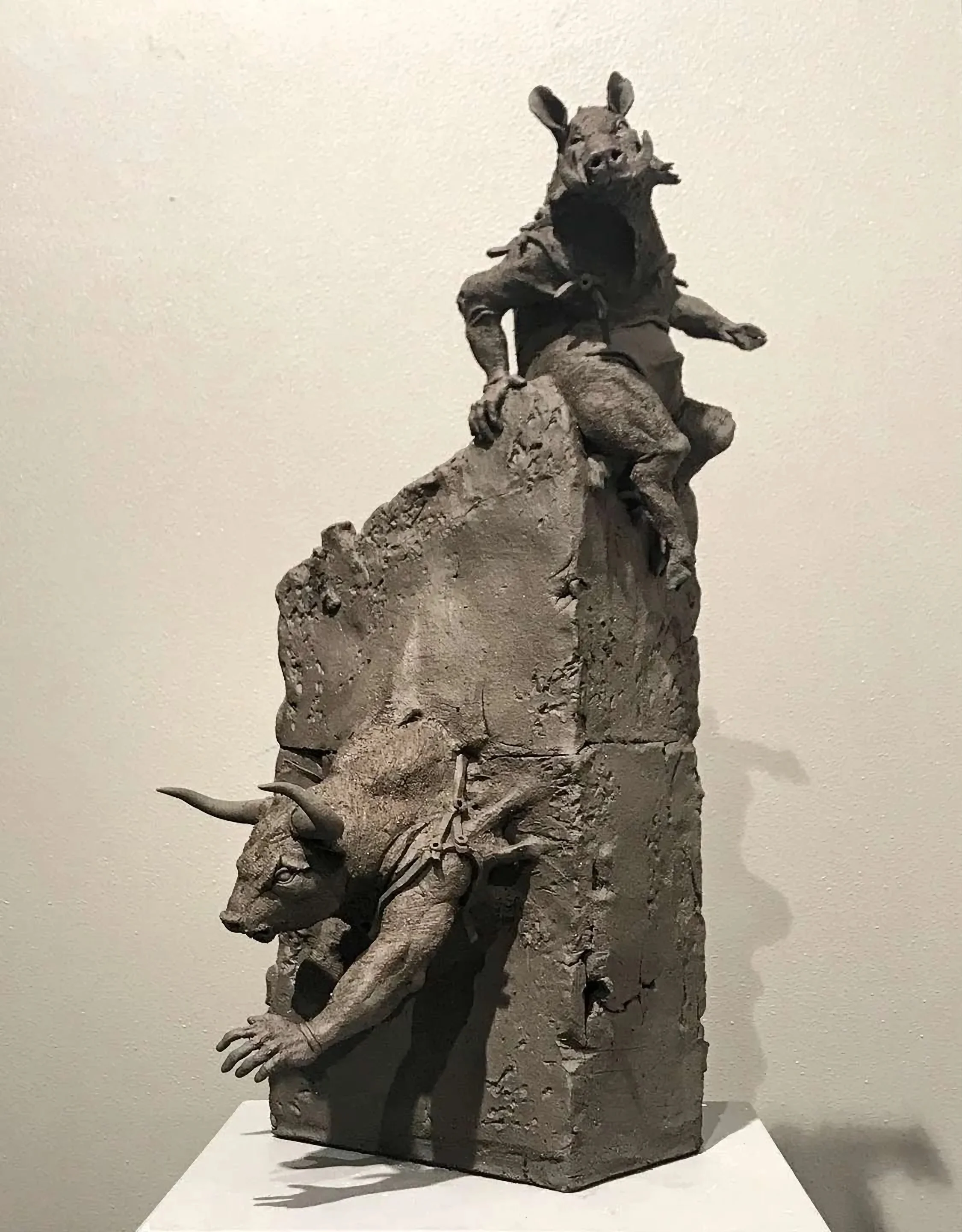 "Geliyorlar" eseri BUĞRA ÖZER tarafından 50x24x30 cm ölçülerinde Stoneware KilSerbest elle şekillendirme 1260°C tekniği ile yapılmıştır.