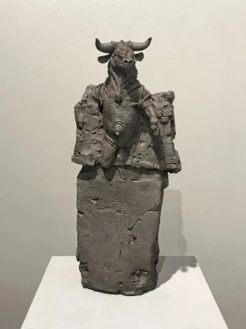 "Kurtuluş I" eseri BUĞRA ÖZER tarafından 39x17x16 cm ölçülerinde Stoneware Kil Serbest elle şekillendirme 1260°C tekniği ile yapılmıştır.