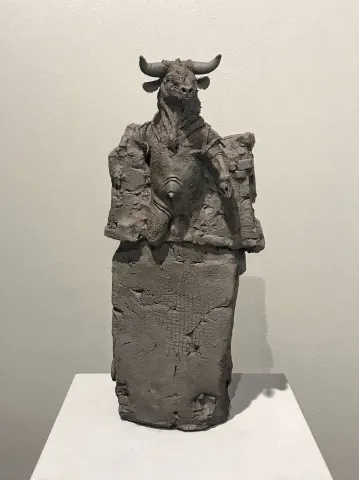 "Kurtuluş I" eseri BUĞRA ÖZER tarafından 39x17x16 cm ölçülerinde Stoneware Kil Serbest elle şekillendirme 1260°C tekniği ile yapılmıştır.