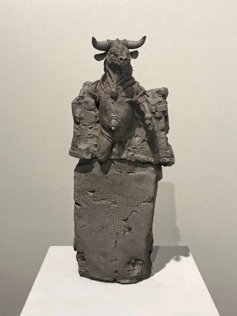 "Kurtuluş I" eseri BUĞRA ÖZER tarafından 39x17x16 cm ölçülerinde Stoneware Kil Serbest elle şekillendirme 1260°C tekniği ile yapılmıştır.