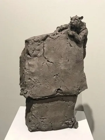 "Kurtuluş II" eseri BUĞRA ÖZER tarafından 40x27x17 cm ölçülerinde Stoneware Kil Serbest elle şekillendirme 1260°C tekniği ile yapılmıştır.