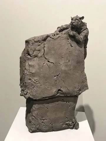 "Kurtuluş II" eseri BUĞRA ÖZER tarafından 40x27x17 cm ölçülerinde Stoneware Kil Serbest elle şekillendirme 1260°C tekniği ile yapılmıştır.