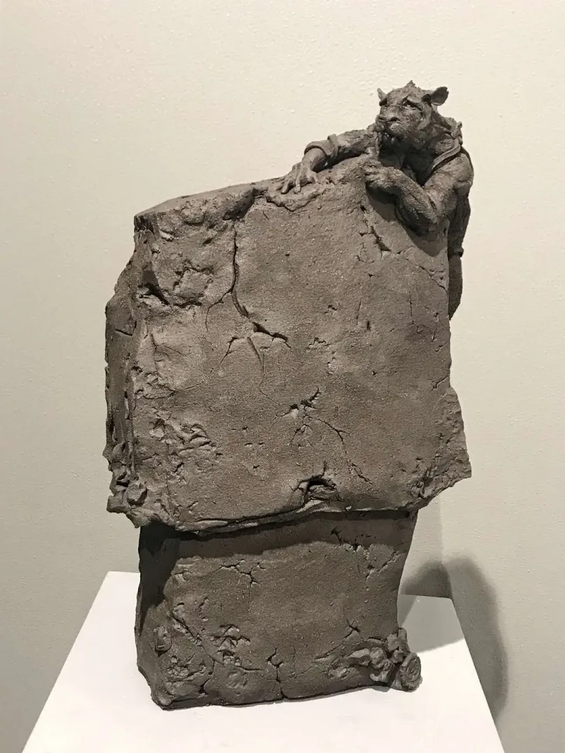 yakınlaştır "Kurtuluş II" eseri BUĞRA ÖZER tarafından 40x27x17 cm ölçülerinde Stoneware Kil Serbest elle şekillendirme 1260°C tekniği ile yapılmıştır.
