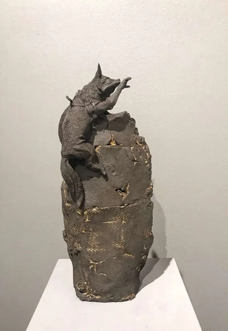 BUĞRA ÖZER — “Ulaşabilirim” "Ulaşabilirim" eseri BUĞRA ÖZER tarafından 43x18x10 cm ölçülerinde Stoneware Kil Serbest elle şekillendirme 1260°C tekniği ile yapılmıştır.