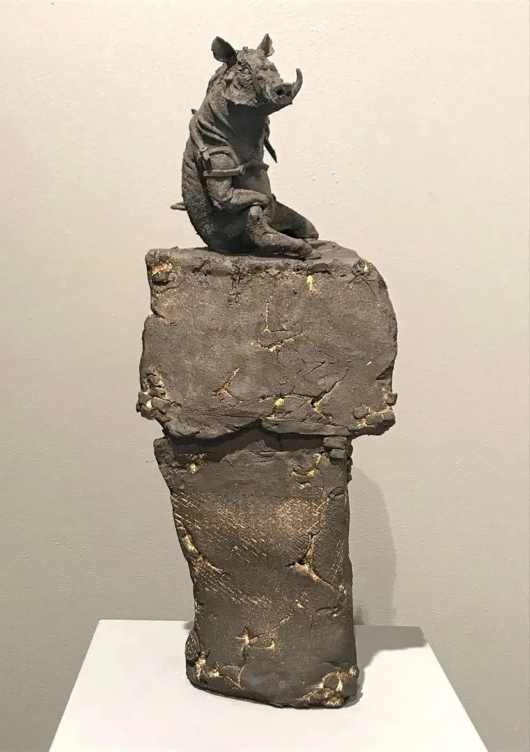 "Hala bekliyorum" eseri BUĞRA ÖZER tarafından 46x19x16 cm ölçülerinde Stoneware Kil Serbest elle şekillendirme 1260°C tekniği ile yapılmıştır.
