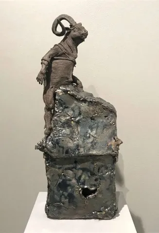 "Geliyorlar II" eseri BUĞRA ÖZER tarafından 55x23x15 cm ölçülerinde Stoneware Kil Serbest elle şekillendirme1260°C tekniği ile yapılmıştır.