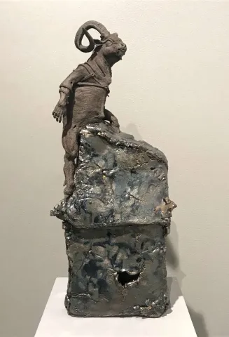"Geliyorlar II" eseri BUĞRA ÖZER tarafından 55x23x15 cm ölçülerinde Stoneware Kil Serbest elle şekillendirme1260°C tekniği ile yapılmıştır.