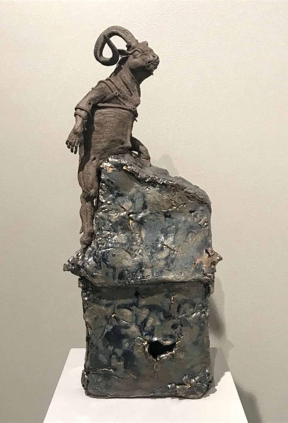 "Geliyorlar II" eseri BUĞRA ÖZER tarafından 55x23x15 cm ölçülerinde Stoneware Kil Serbest elle şekillendirme1260°C tekniği ile yapılmıştır.