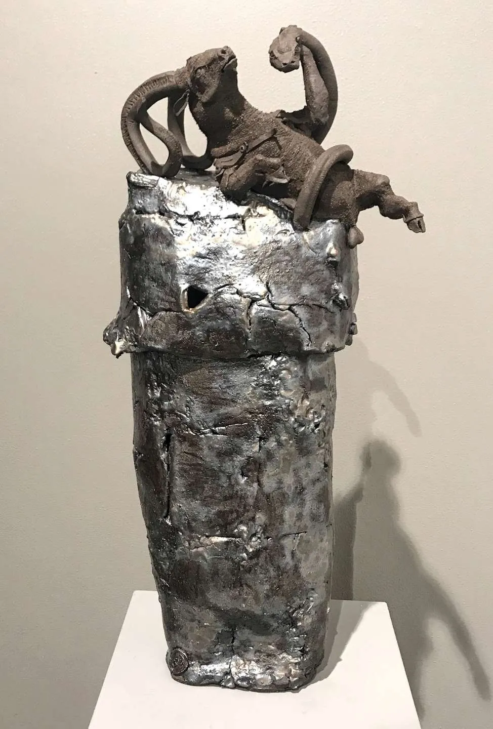 "Savaş" eseri BUĞRA ÖZER tarafından 57x28x16 cm ölçülerinde Stoneware Kil Serbest elle şekillendirme 1260°C tekniği ile yapılmıştır.