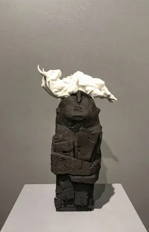 BUĞRA ÖZER — “Dokunma” "Dokunma" eseri BUĞRA ÖZER tarafından 33x20x16 cm ölçülerinde Serbest Elle Şekillendirme Porselen ve Stoneware Kil 1260°C tekniği ile yapılmıştır.