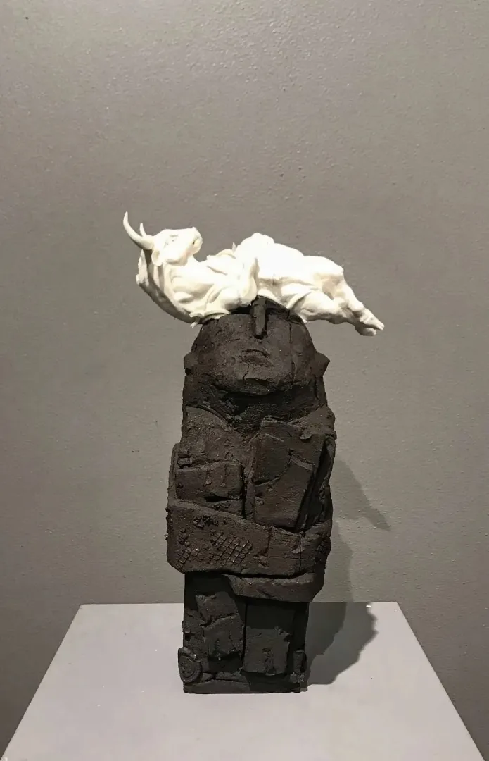 yakınlaştır "Dokunma" eseri BUĞRA ÖZER tarafından 33x20x16 cm ölçülerinde Serbest Elle Şekillendirme Porselen ve Stoneware Kil 1260°C tekniği ile yapılmıştır.