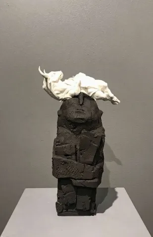 "Dokunma" eseri BUĞRA ÖZER tarafından 33x20x16 cm ölçülerinde Serbest Elle Şekillendirme Porselen ve Stoneware Kil 1260°C tekniği ile yapılmıştır.
