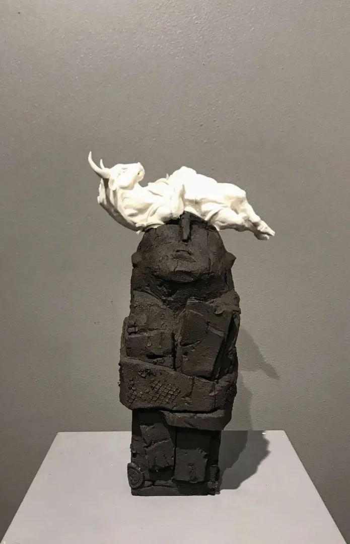 yakınlaştır "Dokunma" eseri BUĞRA ÖZER tarafından 33x20x16 cm ölçülerinde Serbest Elle Şekillendirme Porselen ve Stoneware Kil 1260°C tekniği ile yapılmıştır.