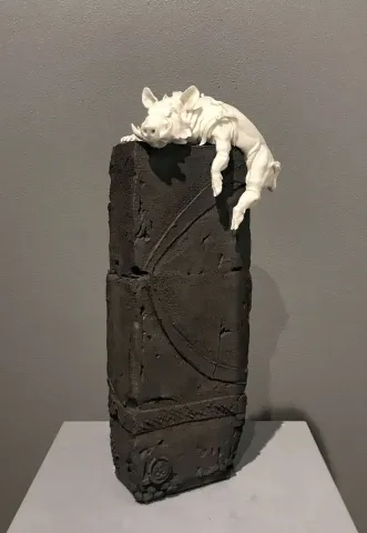 "Puf" eseri BUĞRA ÖZER tarafından 36x16x10 cm ölçülerinde Serbest Elle Şekillendirme Porselen ve Stoneware Kil 1260°C tekniği ile yapılmıştır.