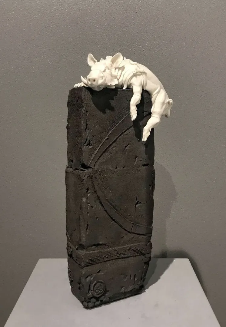 "Puf" eseri BUĞRA ÖZER tarafından 36x16x10 cm ölçülerinde Serbest Elle Şekillendirme Porselen ve Stoneware Kil 1260°C tekniği ile yapılmıştır.