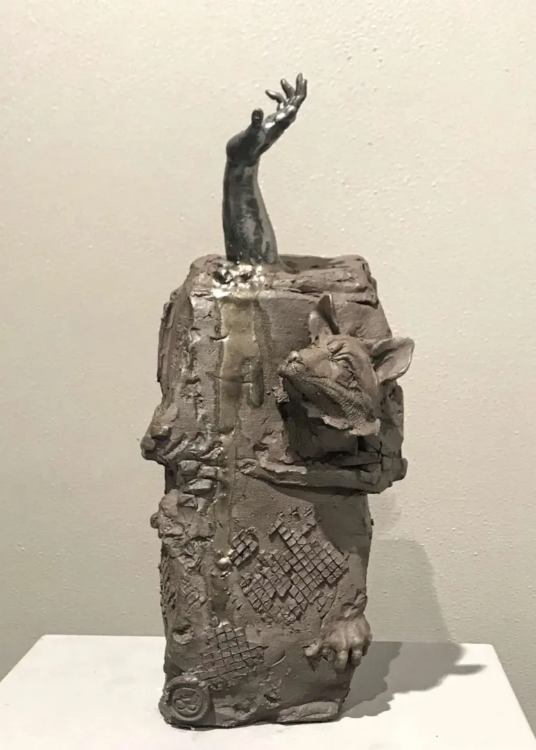 "Çıkış I" eseri BUĞRA ÖZER tarafından 32x14x13 cm ölçülerinde Serbest Elle Şekillendirme Stoneware Kil 1240°C tekniği ile yapılmıştır.