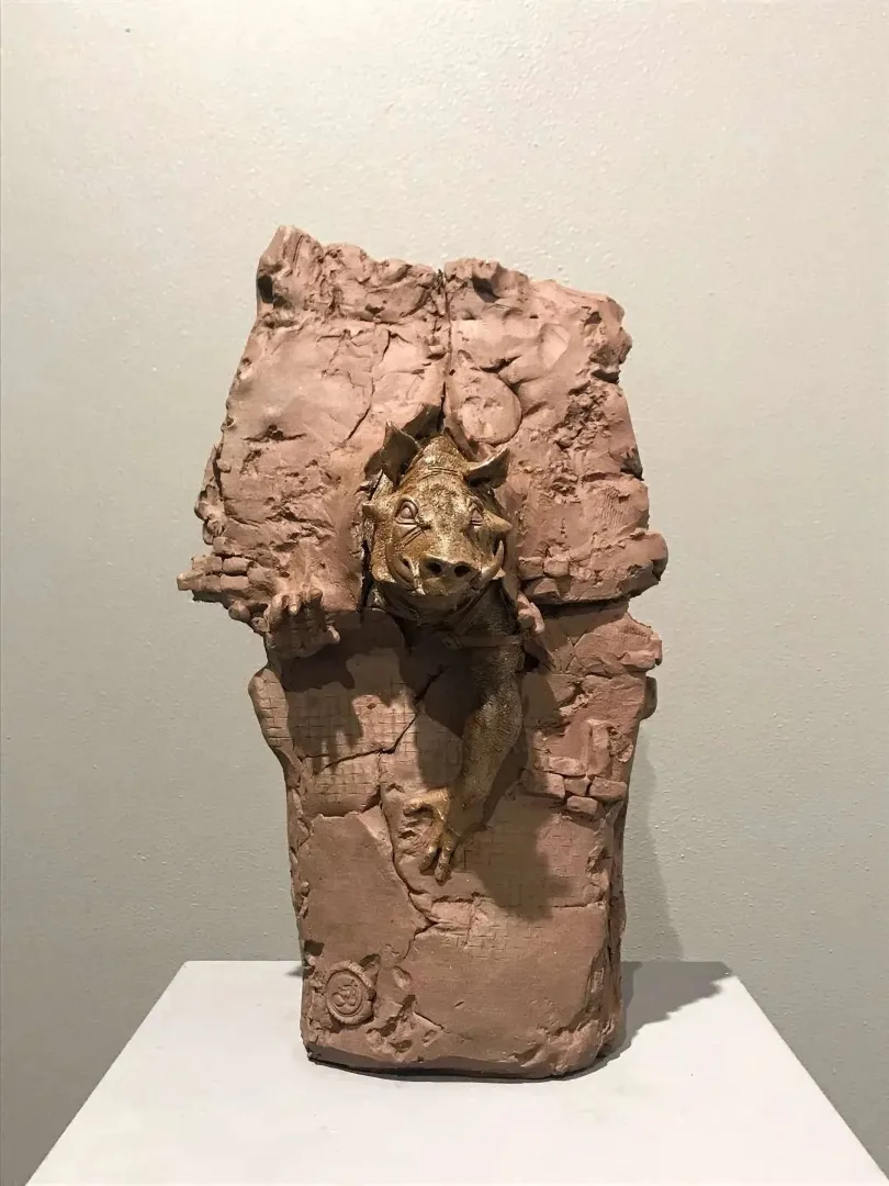 "Doğum" eseri BUĞRA ÖZER tarafından 34x21x20 cm ölçülerinde Serbest Elle Şekillendirme Stoneware Kil 1220°C tekniği ile yapılmıştır.
