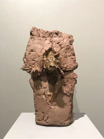 "Doğum" eseri BUĞRA ÖZER tarafından 34x21x20 cm ölçülerinde Serbest Elle Şekillendirme Stoneware Kil 1220°C tekniği ile yapılmıştır.