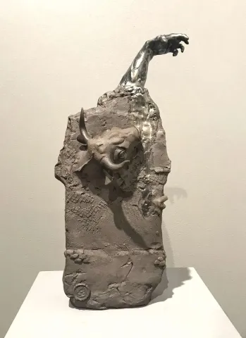 BUĞRA ÖZER — “Çıkış II” "Çıkış II" eseri BUĞRA ÖZER tarafından 37,5x16x16 cm ölçülerinde Serbest Elle Şekillendirme Stoneware Kil 1240°C tekniği ile yapılmıştır.
