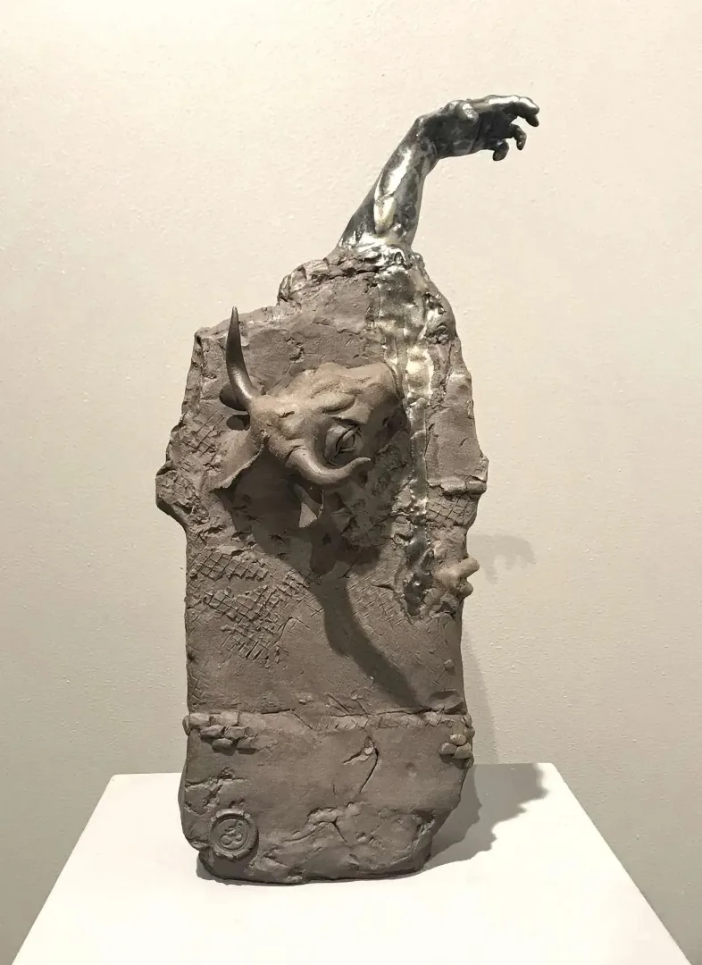 "Çıkış II" eseri BUĞRA ÖZER tarafından 37,5x16x16 cm ölçülerinde Serbest Elle Şekillendirme Stoneware Kil 1240°C tekniği ile yapılmıştır.