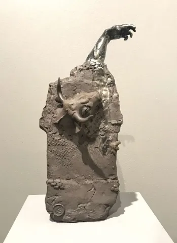 "Çıkış II" eseri BUĞRA ÖZER tarafından 37,5x16x16 cm ölçülerinde Serbest Elle Şekillendirme Stoneware Kil 1240°C tekniği ile yapılmıştır.