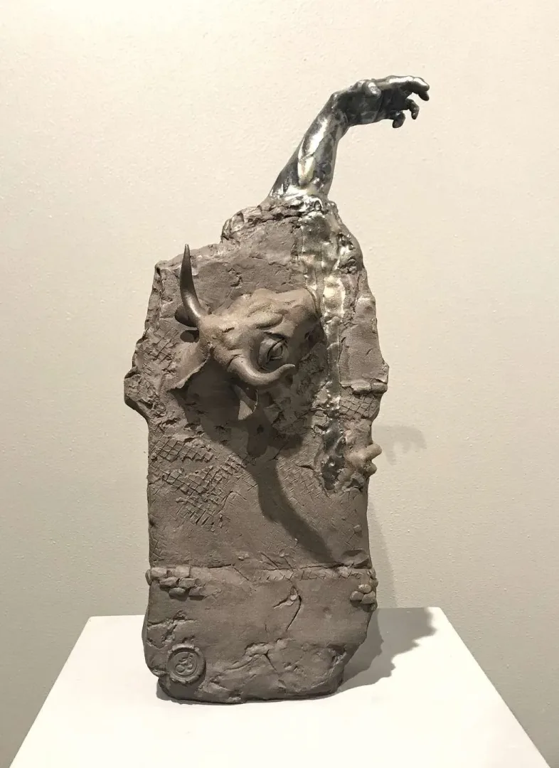 yakınlaştır "Çıkış II" eseri BUĞRA ÖZER tarafından 37,5x16x16 cm ölçülerinde Serbest Elle Şekillendirme Stoneware Kil 1240°C tekniği ile yapılmıştır.