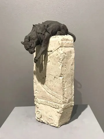 BUĞRA ÖZER — “Sessiz” "Sessiz" eseri BUĞRA ÖZER tarafından 28x11x16 cm ölçülerinde Serbest Elle Şekillendirme Stoneware Kil 1260°C tekniği ile yapılmıştır.