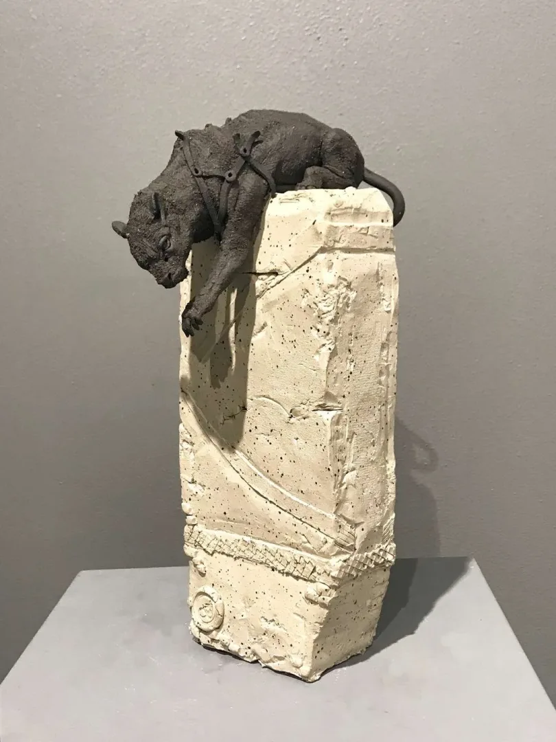 yakınlaştır "Sessiz" eseri BUĞRA ÖZER tarafından 28x11x16 cm ölçülerinde Serbest Elle Şekillendirme Stoneware Kil 1260°C tekniği ile yapılmıştır.